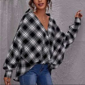 🌺SHEIN Black and White Flannel Button-Down Shirt Medium